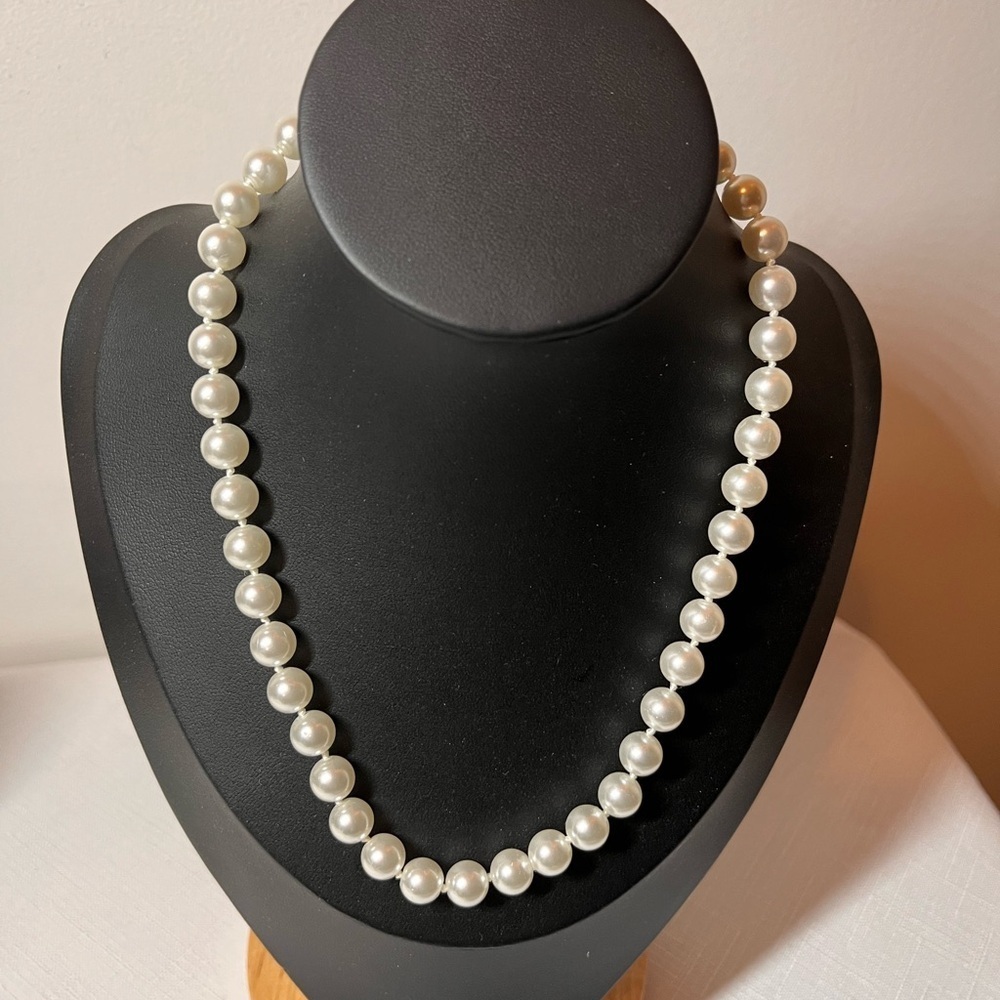 FIFTH AVENUE Classic White Faux Pearl Necklace. 
16”. New